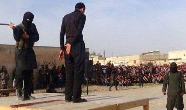 L'ultimo orrore dell'Isis: cento frustate perché la moglie non indossa il niqab  