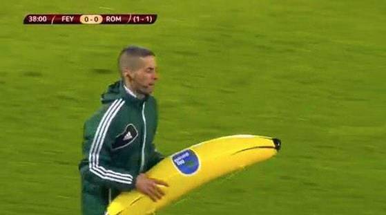 Feyenoord-Roma, banana contro Gervinho