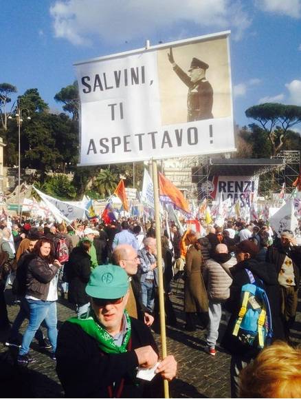 In piazza spunta la foto di Mussolini