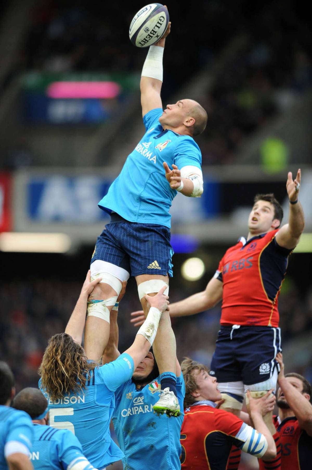 Rugby, l'impresa dell'Italia:  trionfa in Scozia in rimonta