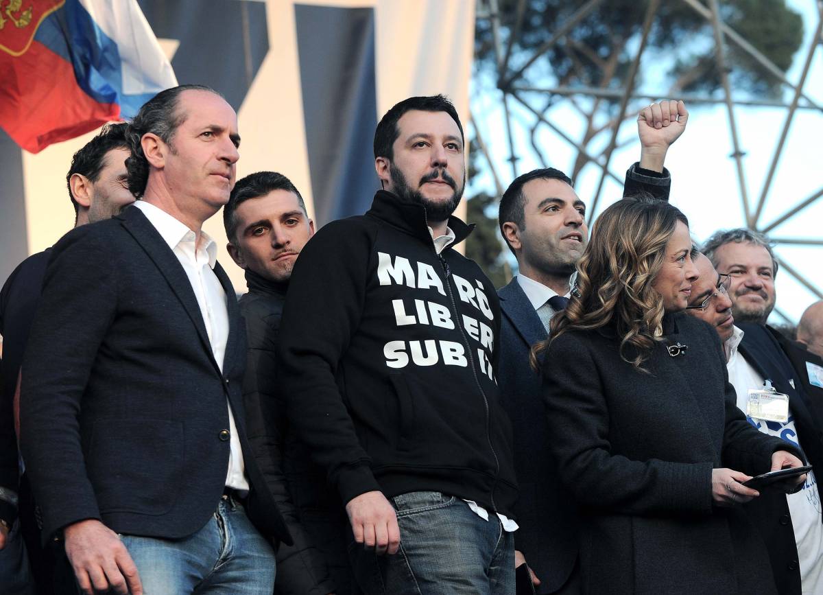 Lega in piazza a Roma, Salvini: "Renzi servo sciocco di Bruxelles"
