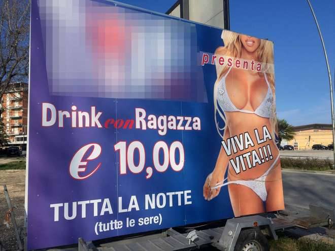"Drink con ragazza 10 euro": la pubblicità del night che indigna le femministe