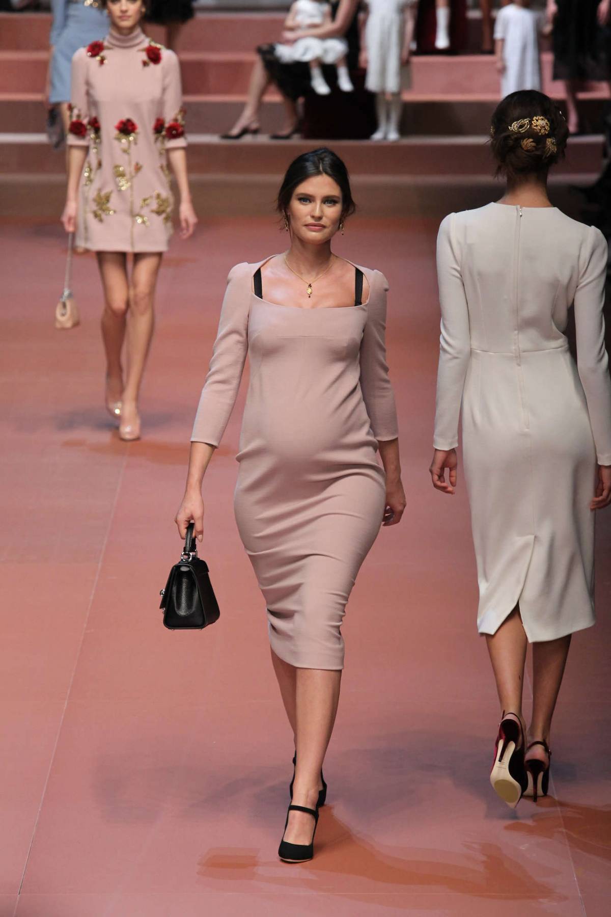 L'amore secondo Dolce & Gabbana: la Balti sfila al 6° mese di gravidanza