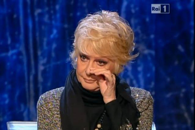 Loretta Goggi in lacrime: "La morte di Gianni è un male inguaribile"