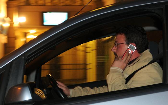 Gb, tolleranza zero per il telefono al volante: si rischia la galera