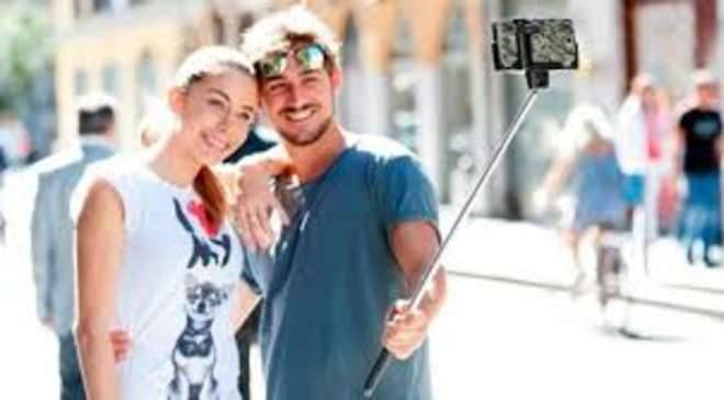 "L'asta per scattarsi i selfie" bandita dai musei