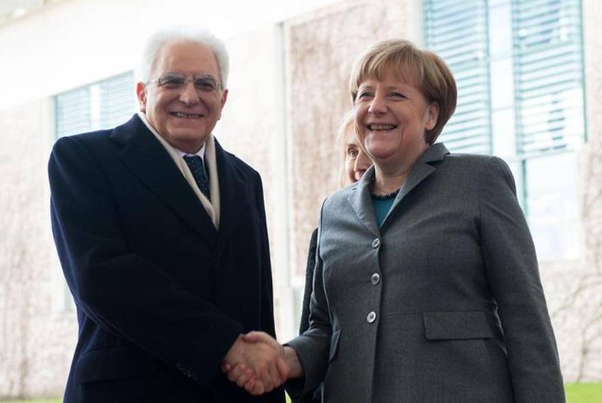 Pure Mattarella bacia la pantofola di Frau Merkel