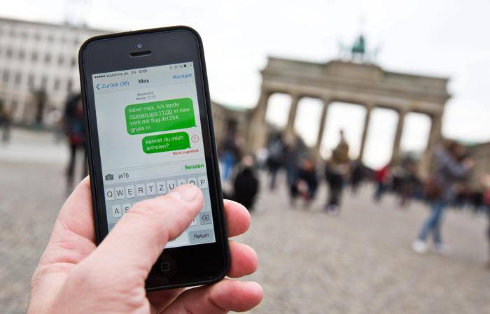 Regalo Ue agli operatori: rinviata di tre anni l'abolizione del roaming