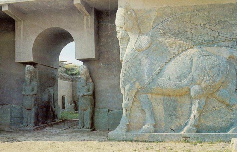 L'Isis distrugge il sito archeologico di Nimrud: "Ora abbatteremo le Piramidi"