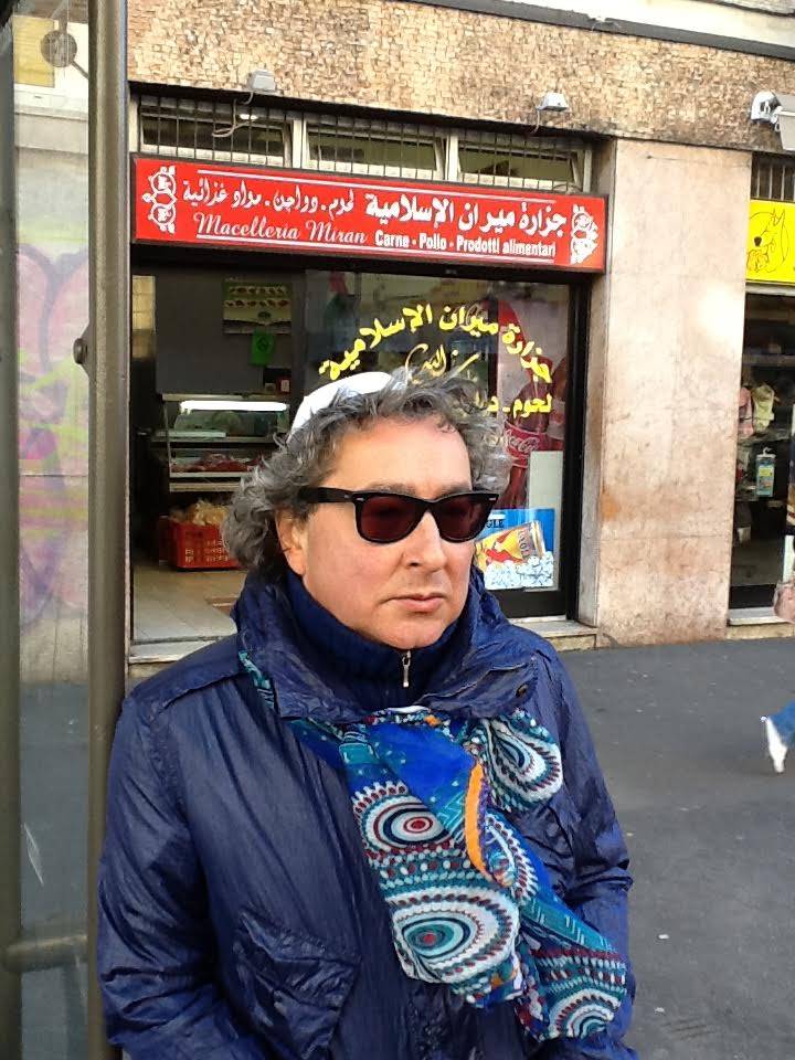 Il nostro cronista davanti a una macelleria islamica