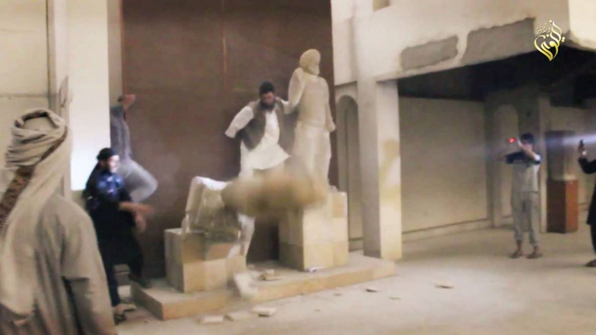 Miliziani dell'Isis distruggono opere d'arte nel museo di Mosul
