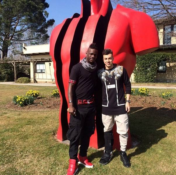 Balotelli si presenta a Milanello