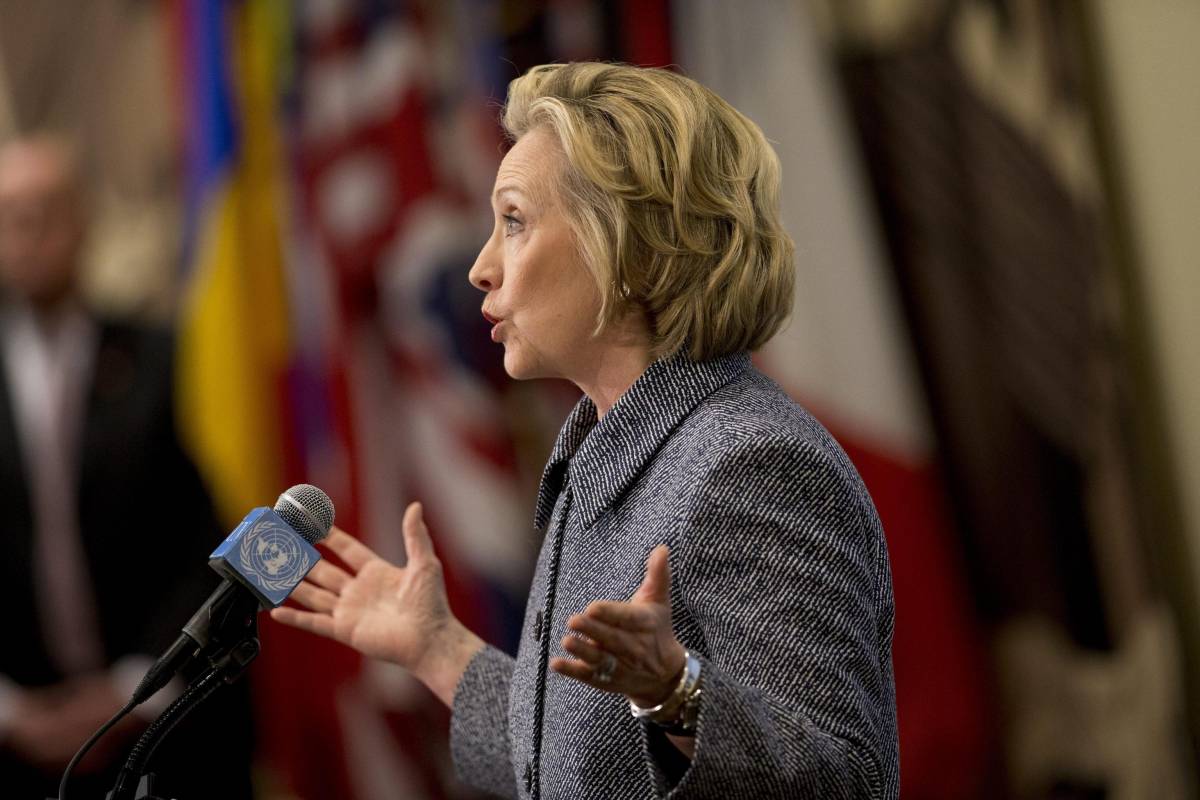 Scandalo mail, la Clinton replica: "Dovevo utilizzare due telefonini"