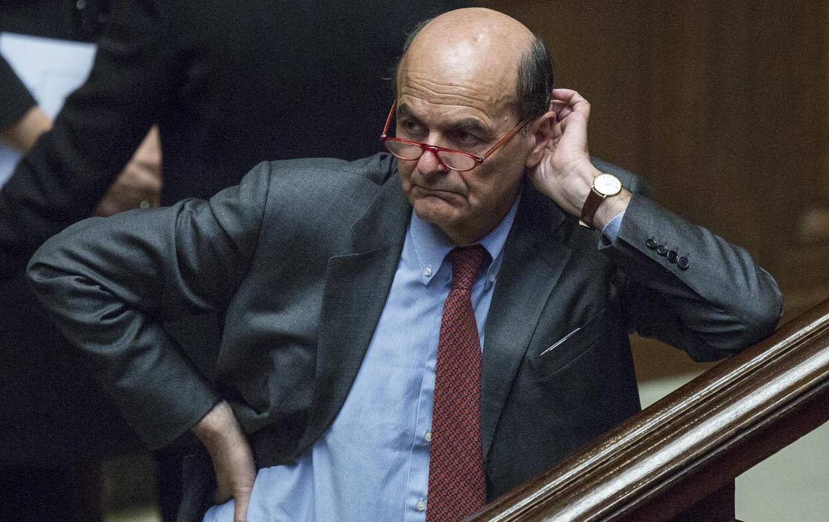 Bersani: "Chi fa il saluto romano non può partecipare alle elezioni"