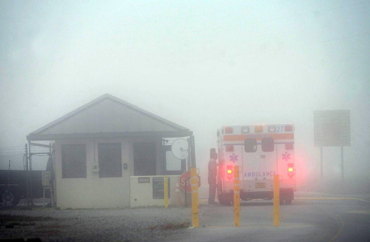 Un'ambulanza all'ingresso della base di Eglin