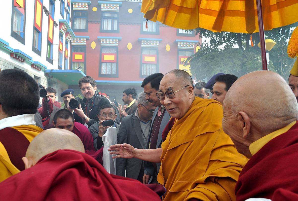 Lezione del Dalai Lama ai buonisti: "L'Europa non può accogliere tutti"
