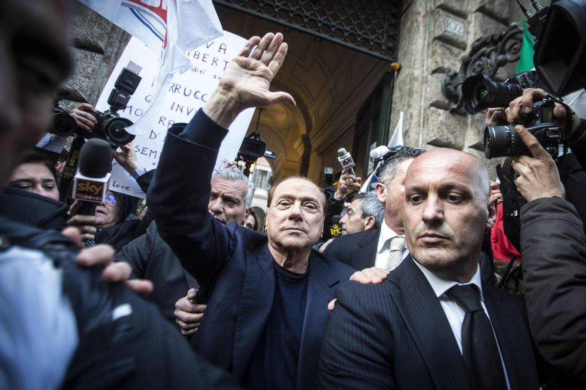 Le lacrime di Berlusconi "Gli italiani capiscano tutto quel che ho subìto"