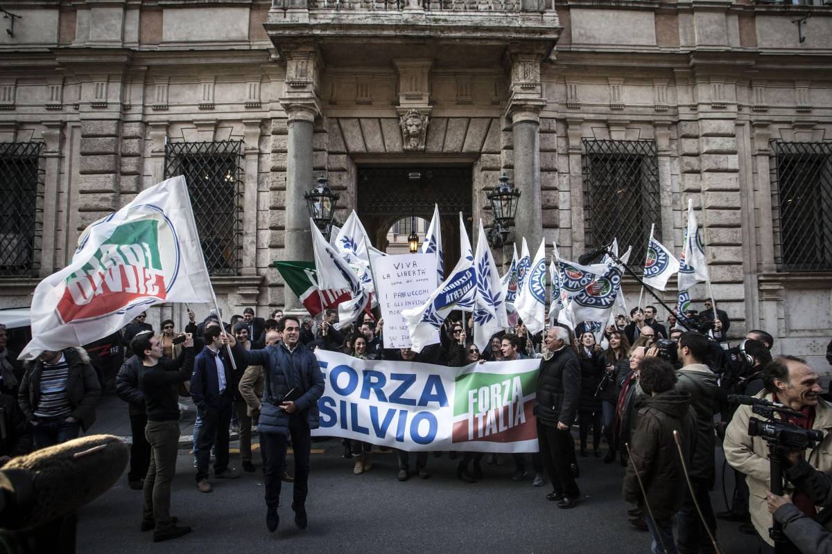 Festeggiamenti a Palazzo Grazioli: cori e bandiere per Berlusconi