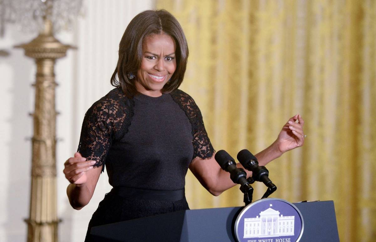 Paragona Michelle Obama ad una scimmia, conduttore licenziato