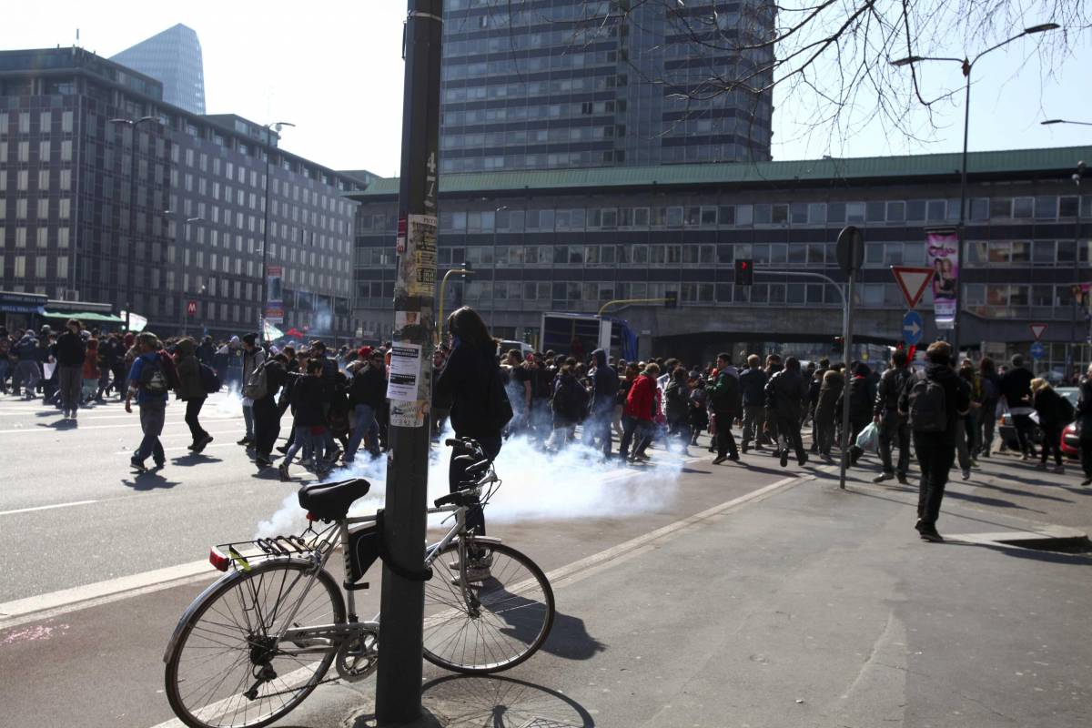 Gli studenti scendono in piazza. A Milano scontri con la polizia