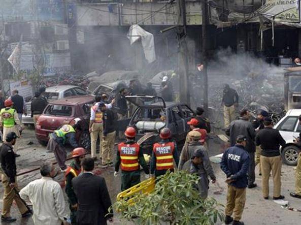 Pakistan, attacco contro due chiese Almeno undici morti, 48 feriti