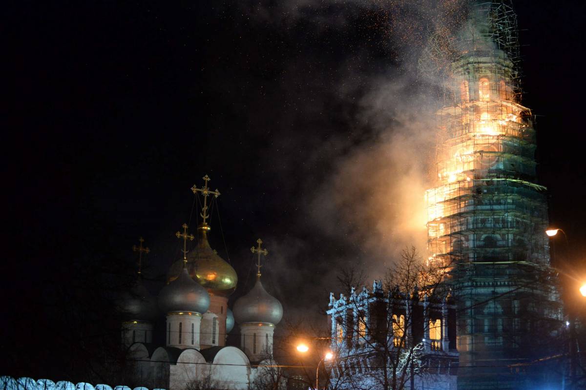 Mosca, in fiamme il campanile del monastero di Novodevichy 