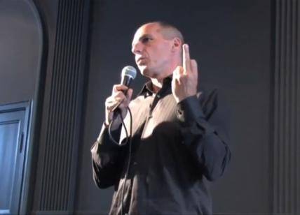 Ora Varoufakis nega pure l'evidenza: "Il dito medio ai tedeschi? Montatura"