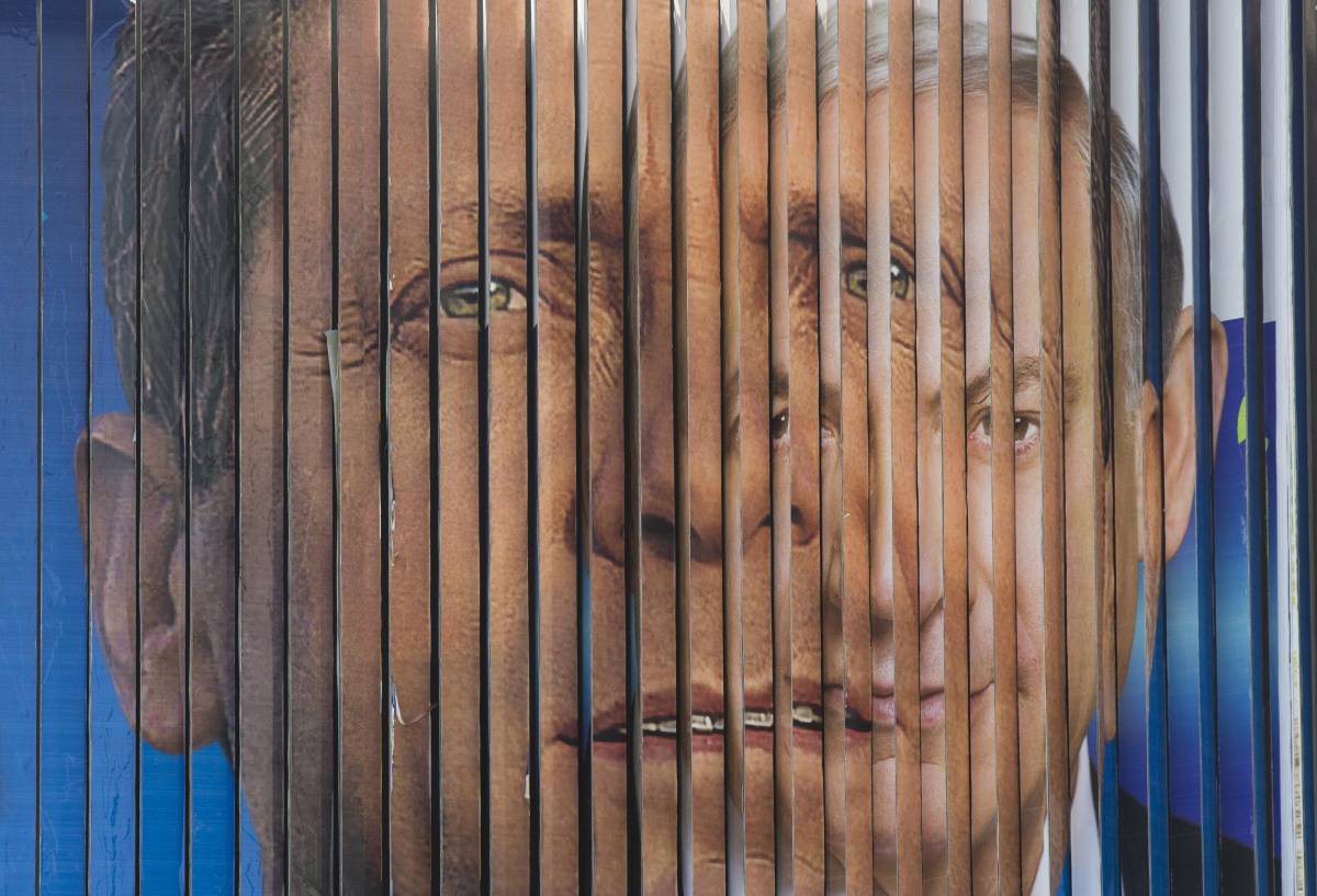 Isaac Herzog e Benjamin Netanyahu su un cartellone elettorale