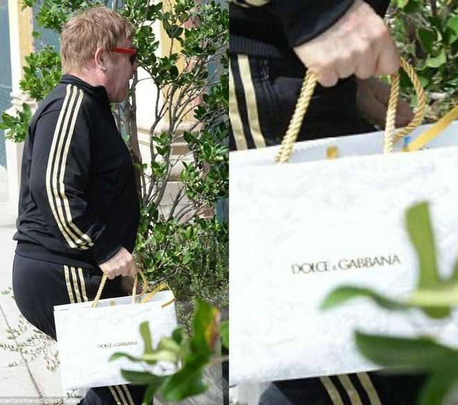 La foto che smaschera Elton John: beccato con la busta di Dolce&Gabbana