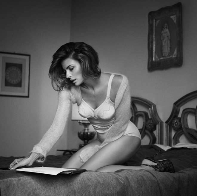 La provocante foto di Martina Colombari: in intimo sul suo letto