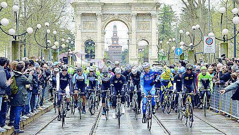 «Sfilata» in città, poi scatta la Milano-Sanremo