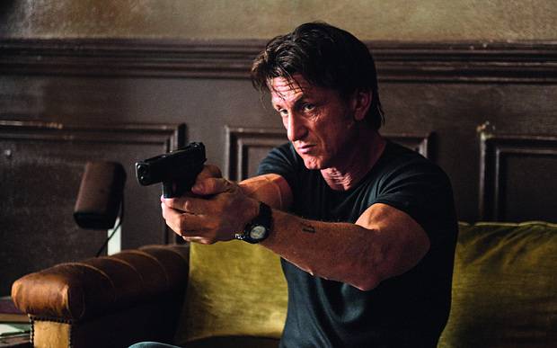 Sean Penn in un fotogramma dal suo ultimo film, The Gunman