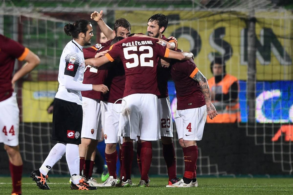 La Roma torna alla vittoria, Napoli contro Tavecchio: "Arbitraggio non da Serie A"