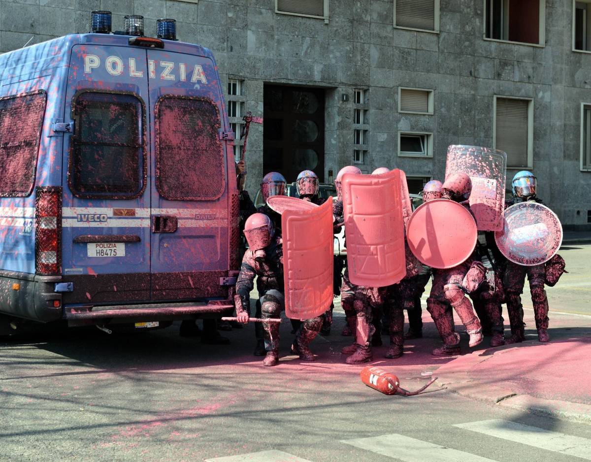 Un 15enne tirò l'estintore alla polizia