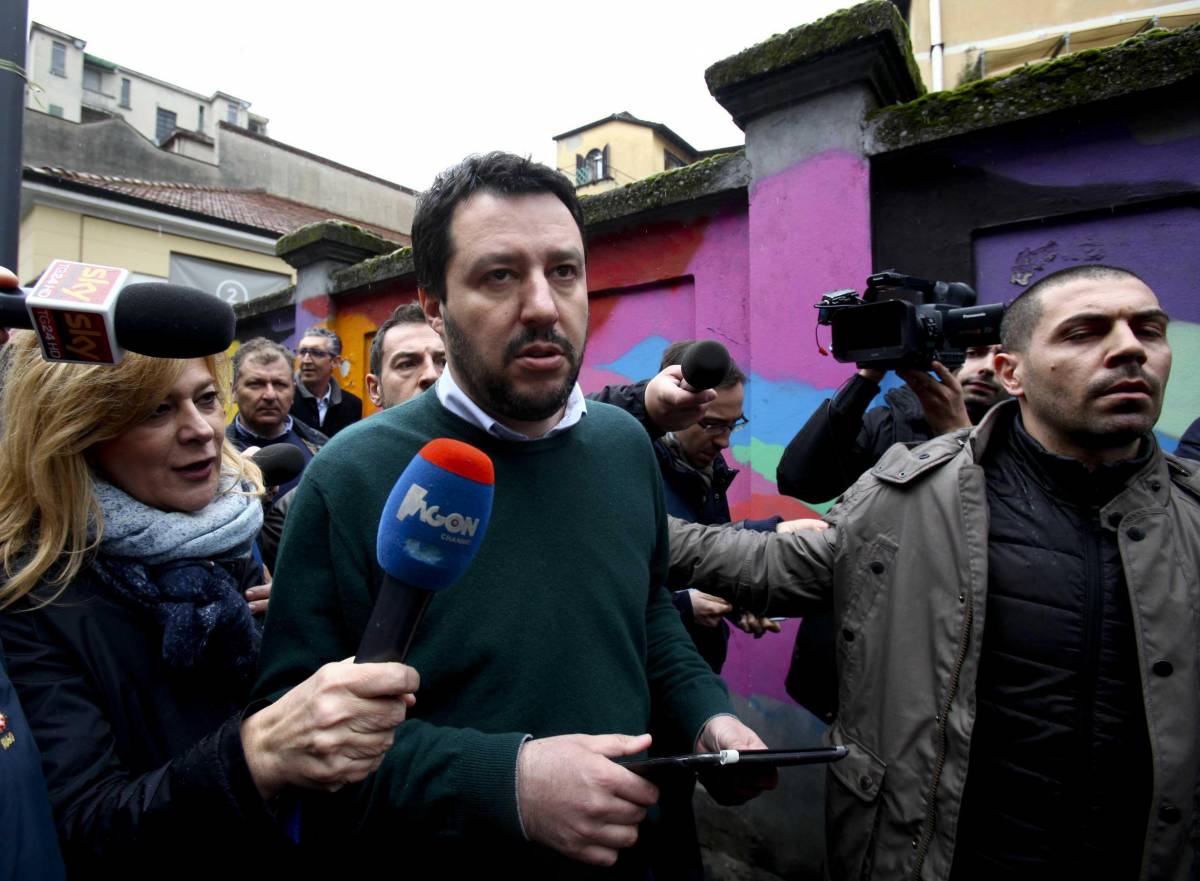 Salvini sfida gli abusivi (e gli insulti)