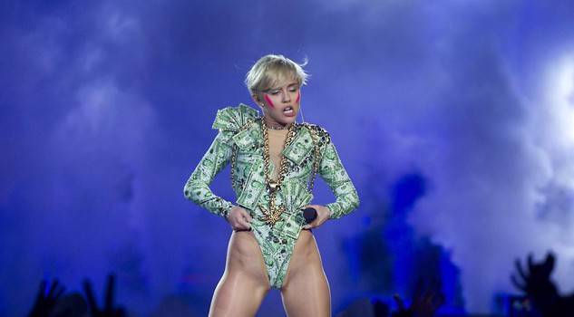 Miley Cyrus oltre ogni limite: mette online i denti del giudizio