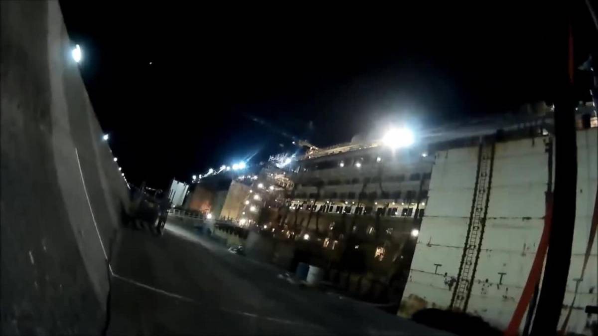 Costa Concordia, entra di nascosto nel relitto: "È infestato dai fantasmi"