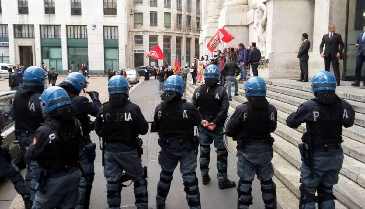 Più di mille poliziotti aggrediti: "Picchiati per difendere tutti"