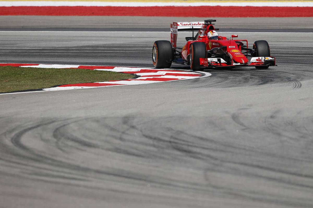 F1 Malesia, Hamilton conquista la pole. Secondo Vettel