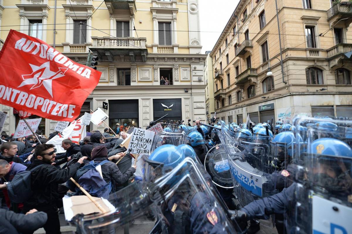 L'ultima follia degli antagonisti: mazze e bastoni contro Salvini