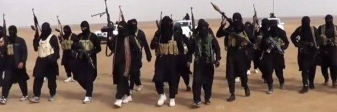 Un altro orrore dell'Isis. Nove minorenni decapitano musulmani sciiti in Siria