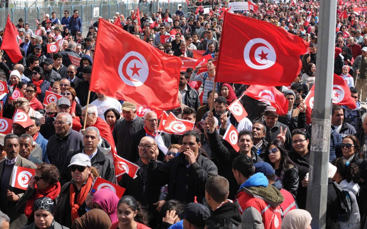 Marcia contro il terrorismo nelle strade di Tunisi. Ucciso il 3° attentatore del Museo del Bardo
