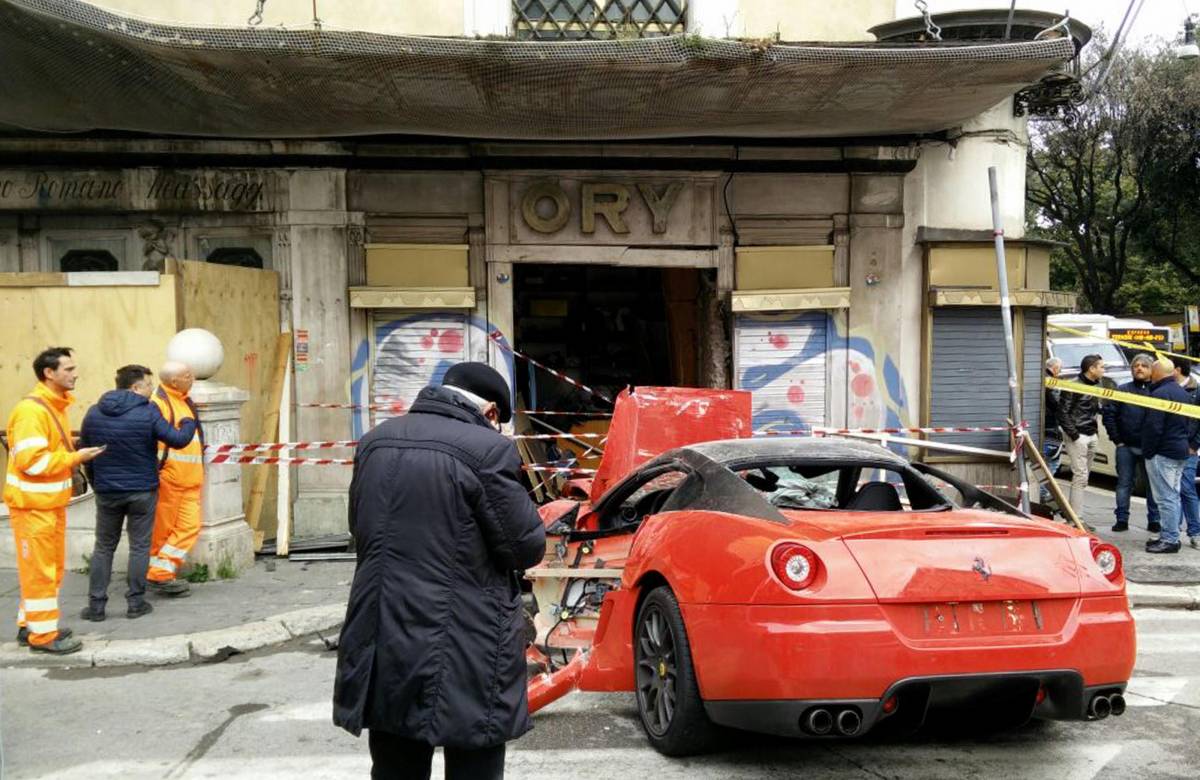 Ferrari "parcheggiata" nel negozio