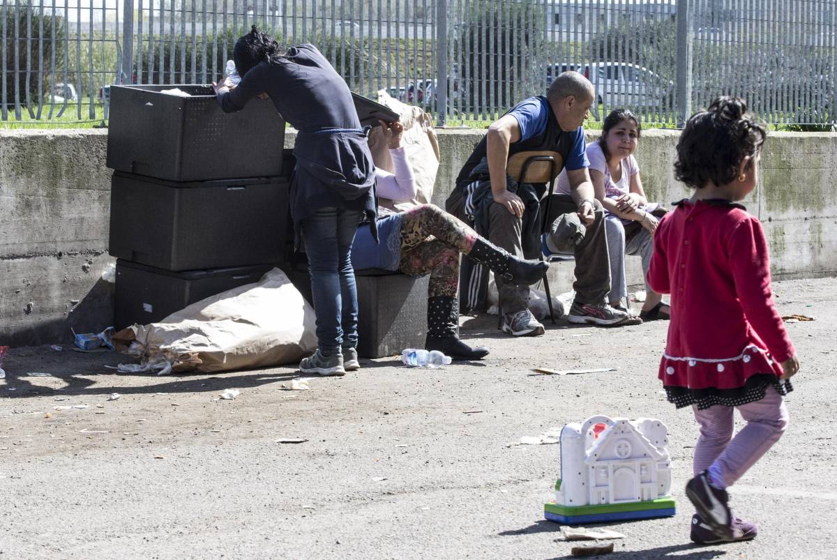 Vogliono bonificare il campo: vigili aggrediti e pestati dai rom