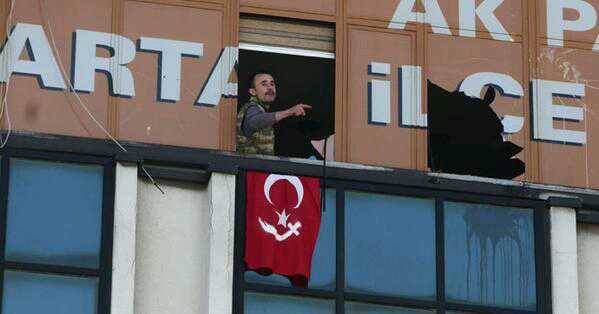 Uomo armato nella sede del partito di Erdogan a Istanbul