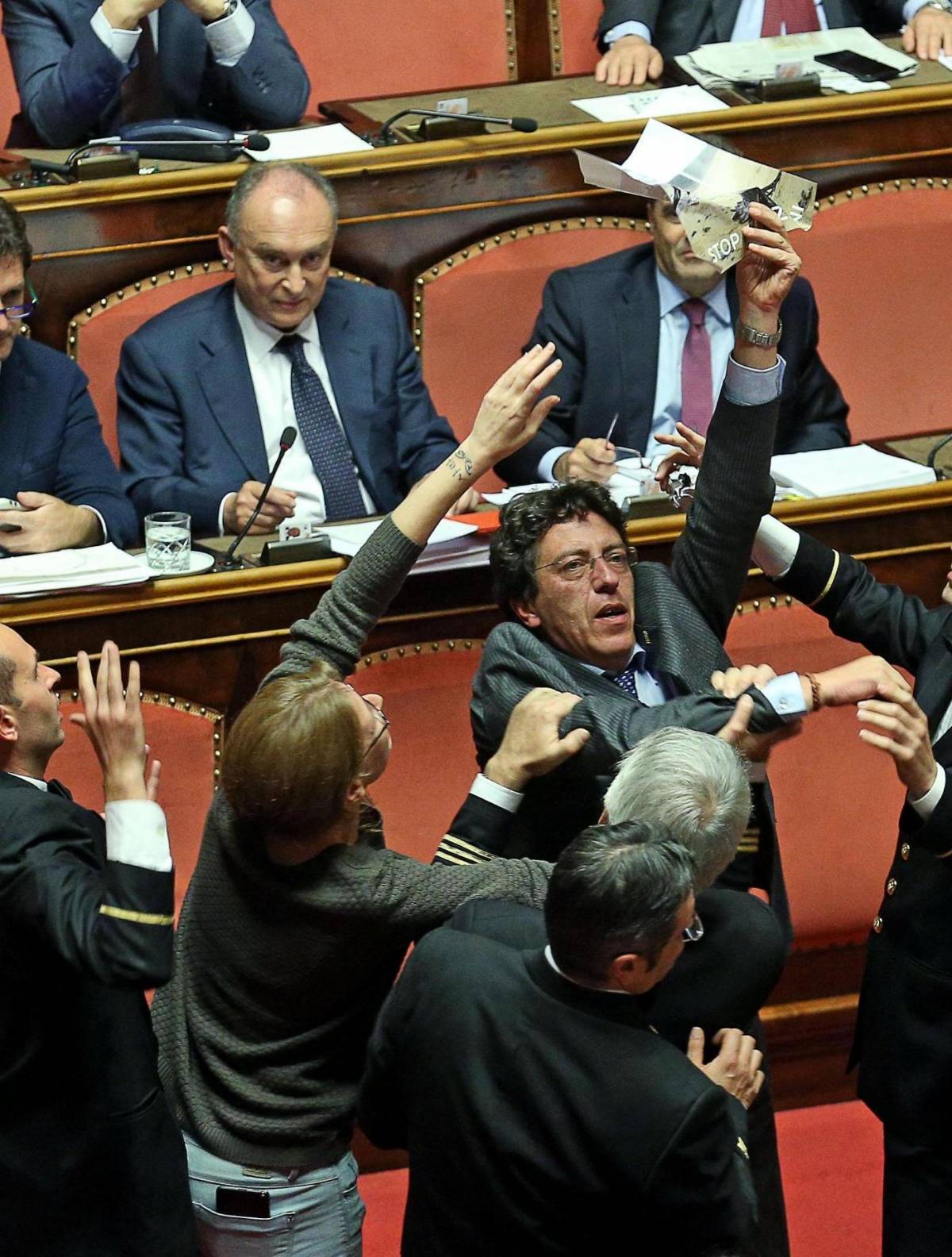 Le mani dei pm sul Senato: grillini indagati per la rissa