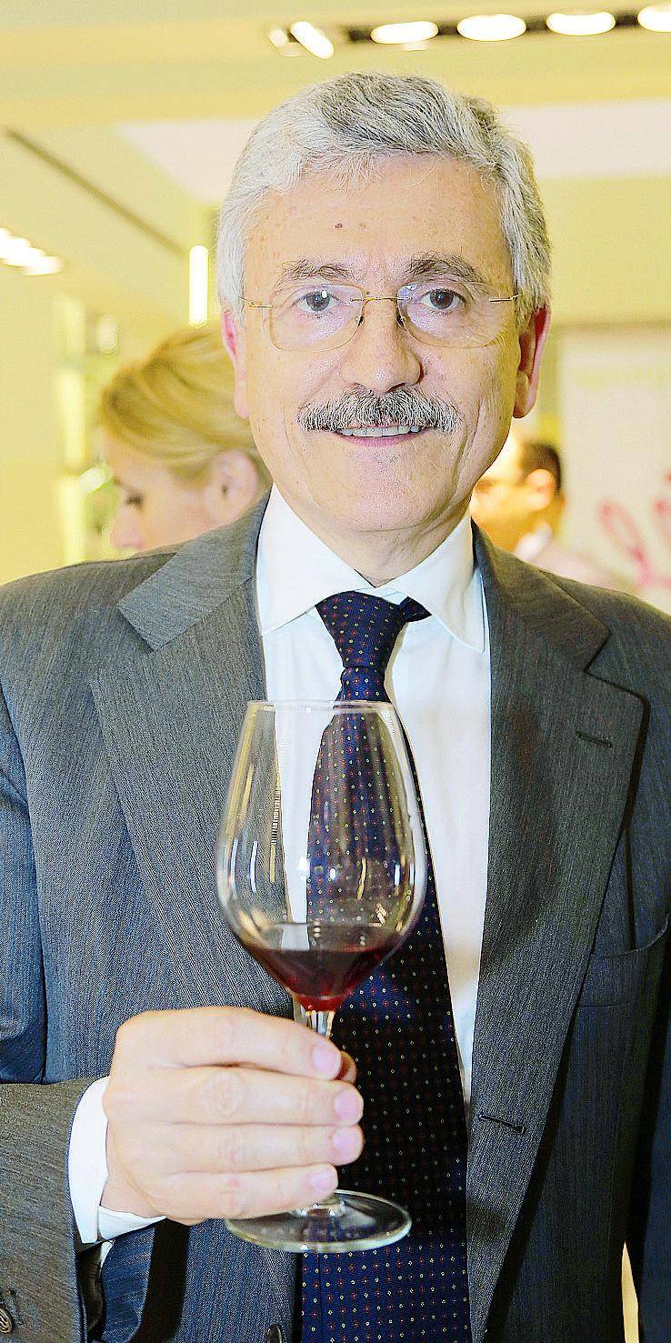 Il vino dà alla testa D'Alema si infuria e minaccia il cronista
