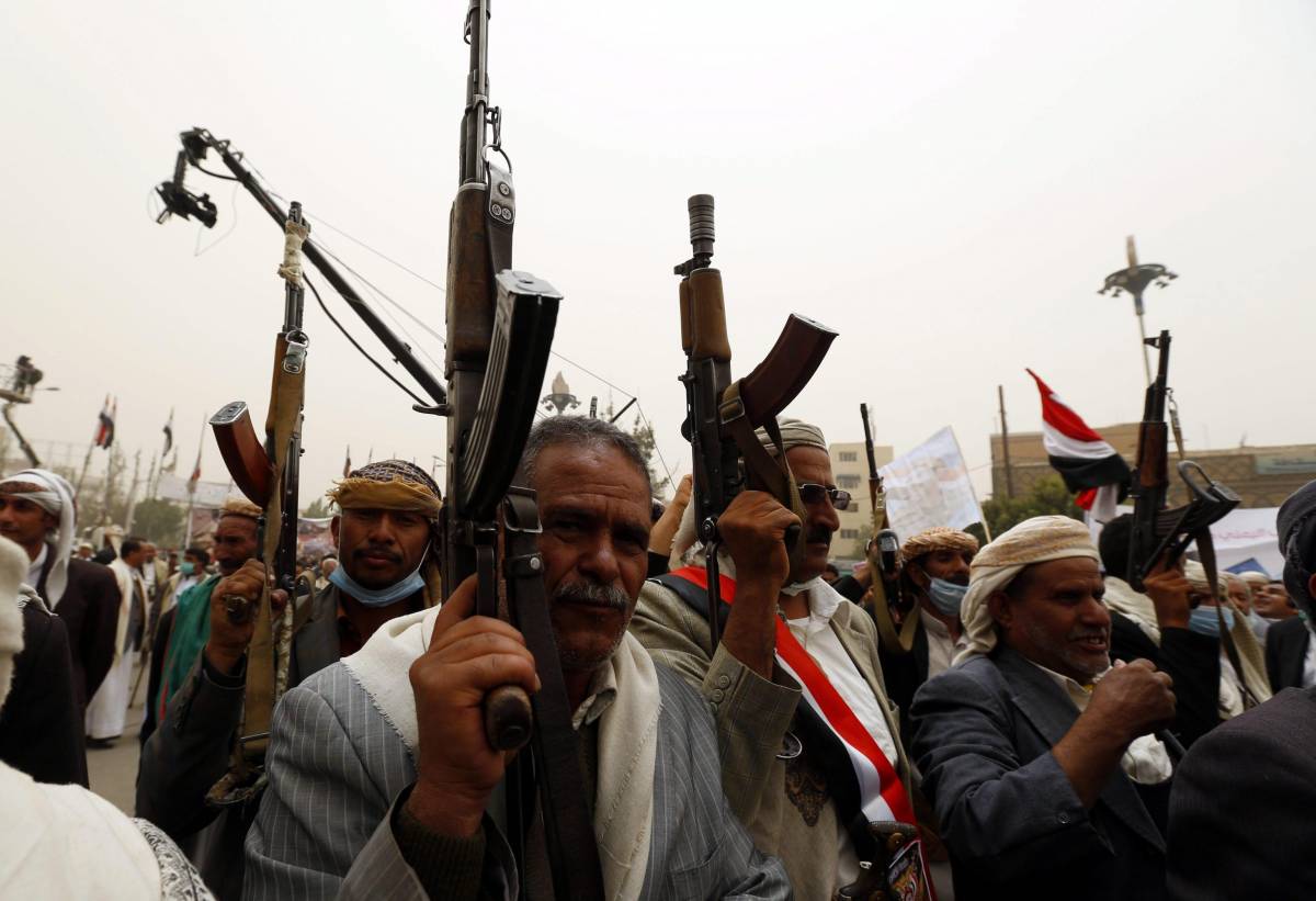 Sostenitori dell'ex presidente Saleh, leali ai ribelli, sfilano a Sana'a