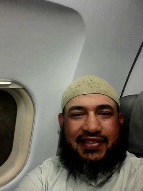 "Jihadista espulso". E lui si fa il selfie in aereo
