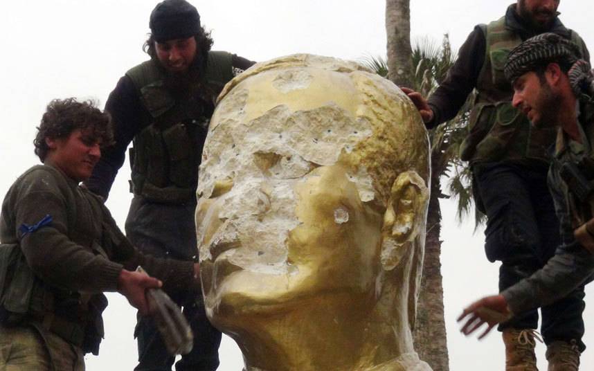 Ribelli siriani distruggono una statua di Hafez Assad, padre dell'attuale presidente siriano, a Idlib